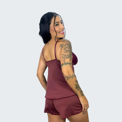 Short Doll Amamentação Detalhe em Renda em vinho, vista lateral.