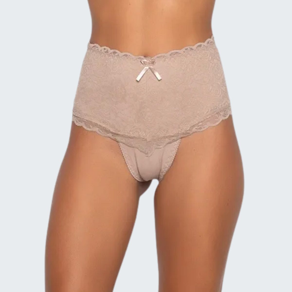 Calcinha Cintura Alta Modeladora Pós Parto em Renda e Cotton em bege cores escuras, vista frontal, pose 1.
