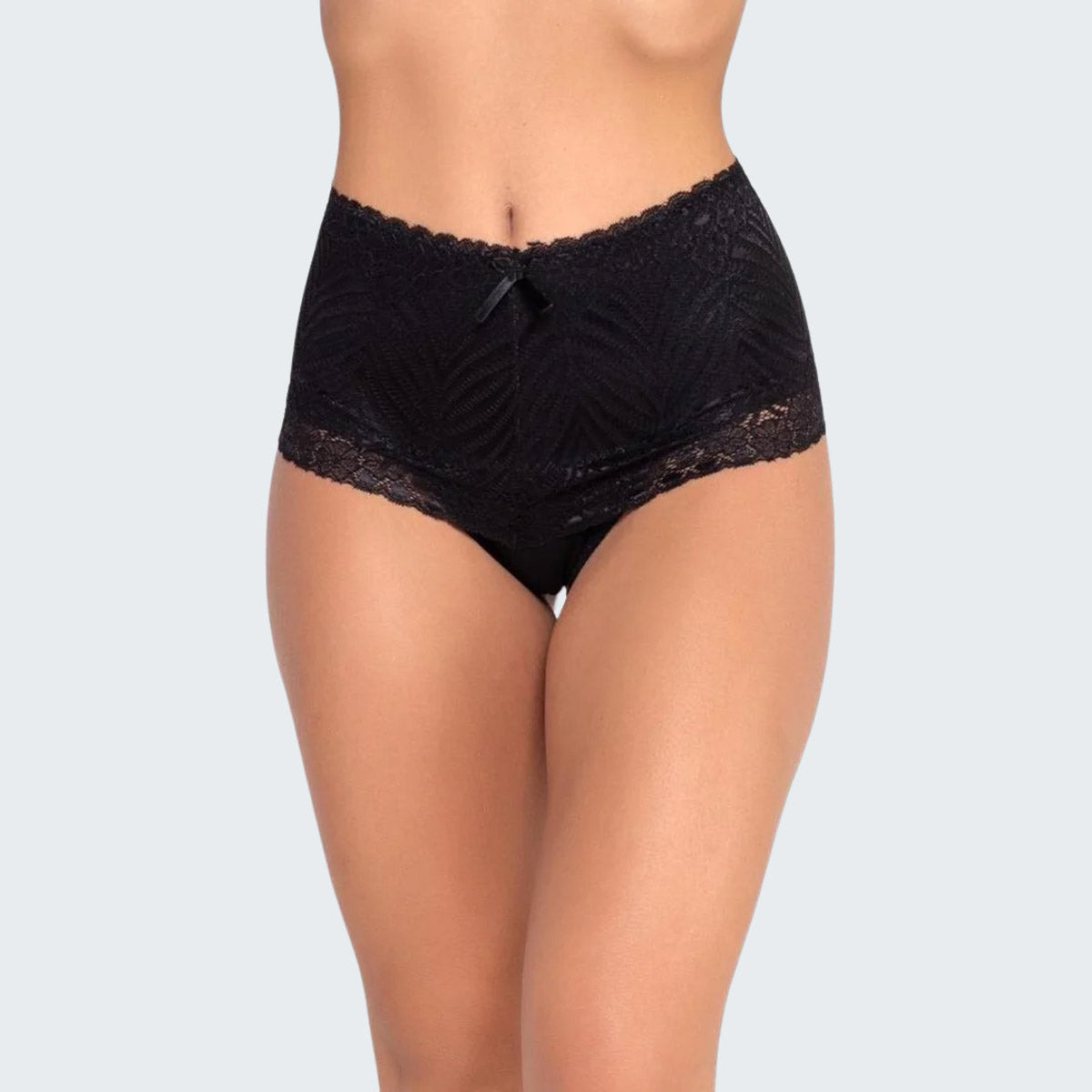 Calcinha Cintura Alta Modeladora Pós Parto em Renda e Cotton em preto cores escuras, vista frontal, pose 1.