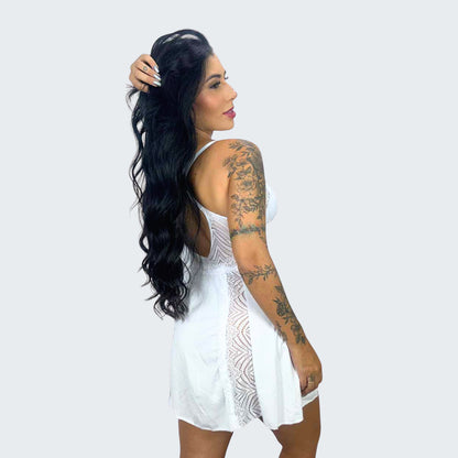 Camisola Sensual Alexia com Renda e Alça Cruzando as Costas em branco, vista traseira.