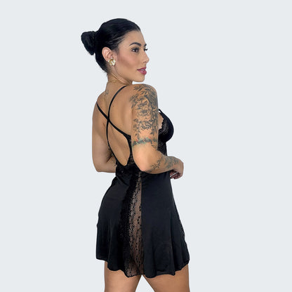 Camisola Sensual Alexia com Renda e Alça Cruzando as Costas em preto, vista traseira.