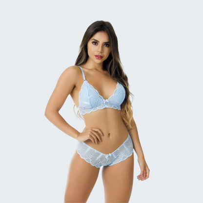 Conjunto Lingerie Renda Calcinha e Sutiã Sensual em azul-claro, vista frontal, pose 1.