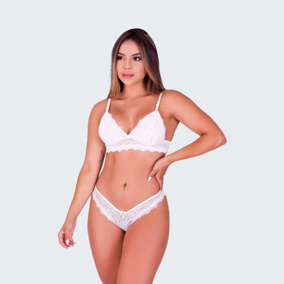 Conjunto Lingerie Renda Calcinha e Sutiã Sensual em branco, vista frontal, pose 1.