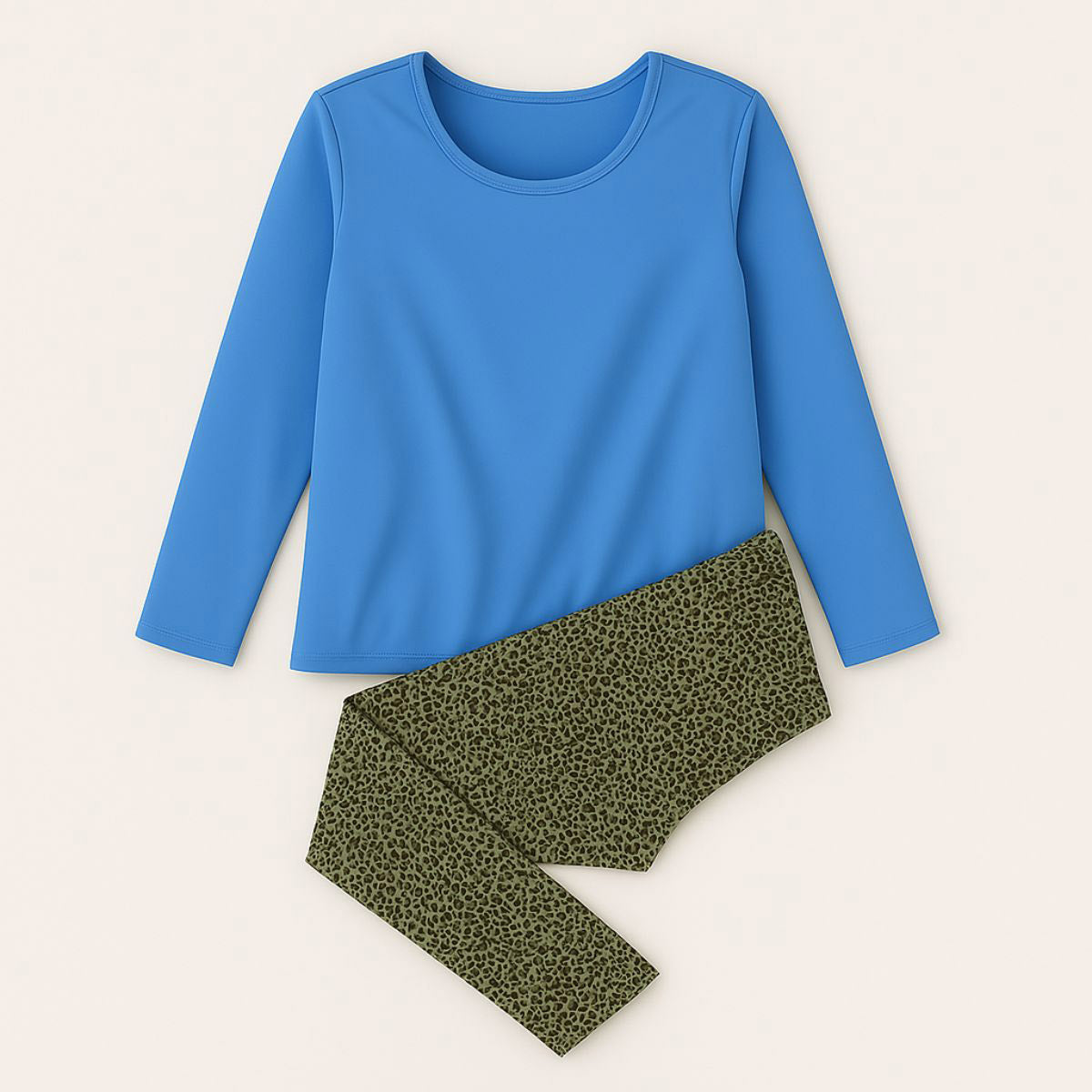 Pijama Feminino Suede Manga 3/4 em azul, vista frontal.