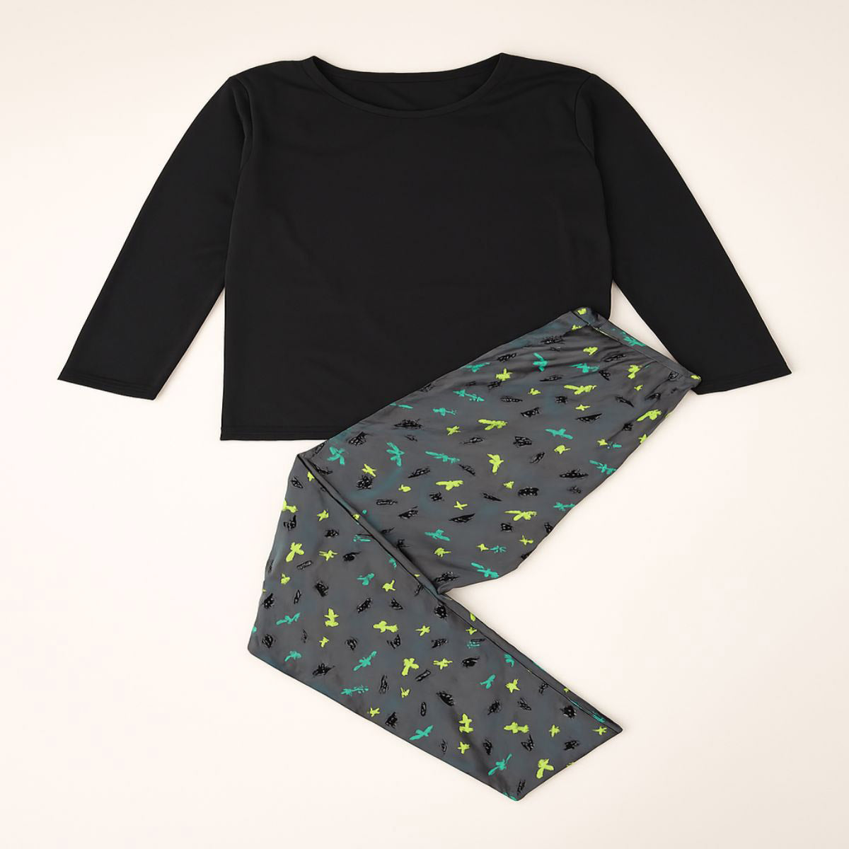 Pijama Feminino Suede Manga 3/4 em preto, vista frontal.