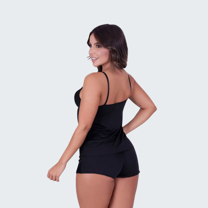 Short Doll Valeria com Detalhes em Renda em preto, vista traseira.