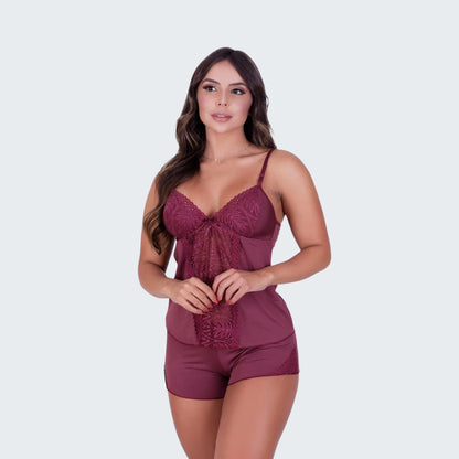 Short Doll Valeria com Detalhes em Renda em vinho, vista frontal, pose 1.
