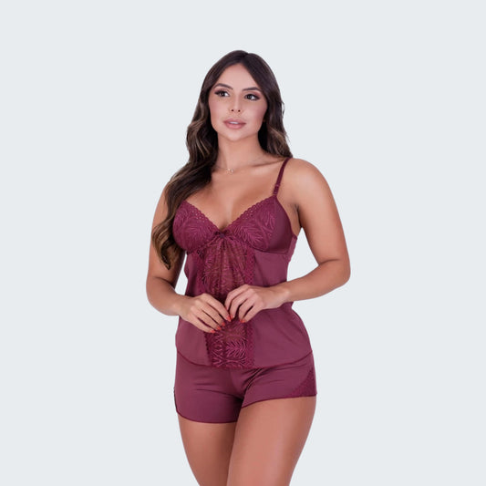 Short Doll Valeria com Detalhes em Renda em vinho, vista frontal, pose 1.
