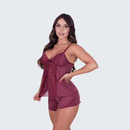 Short Doll Valeria com Detalhes em Renda em vinho, vista frontal.
